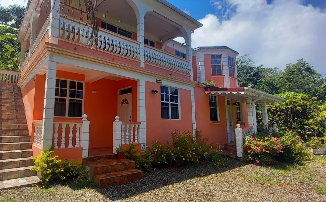 Apartamento Cozy Vacation Retreat With Free Parking Roseau Exterior foto